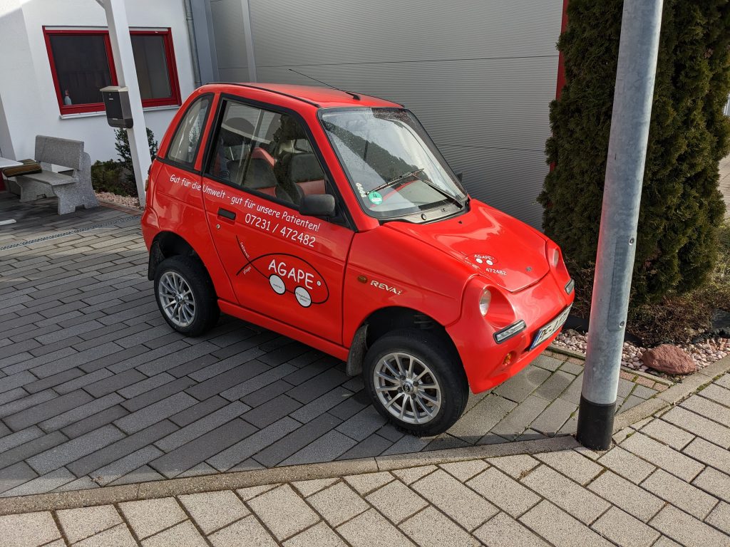 AGAPE Pflegedienst Fahrzeug vor dem Gebäude