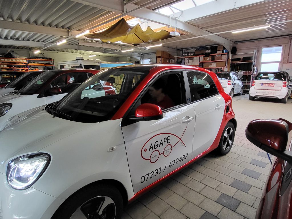 AGAPE Pflegedienst Fahrzeug in einer Garage